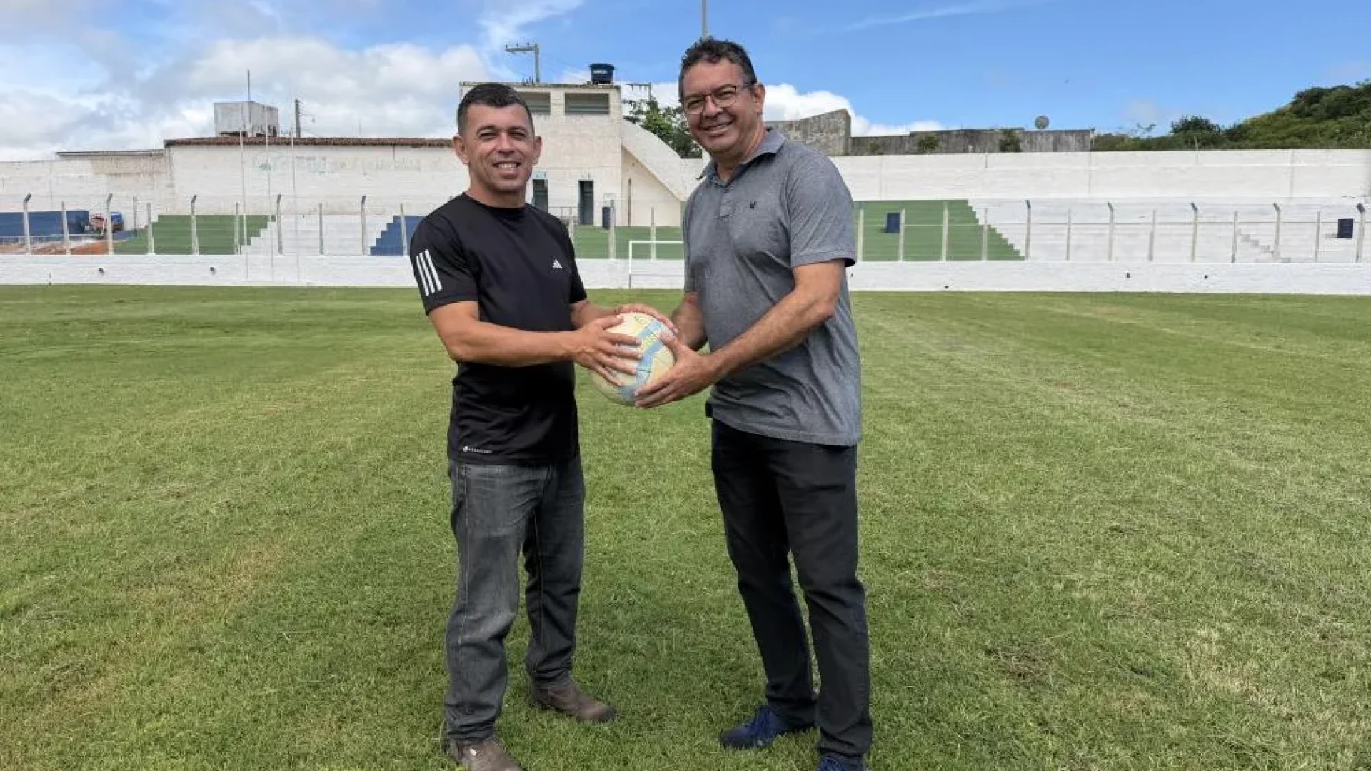 Vice-prefeito Jarbas Oliveira e o secretário Edwilson Ferreira reforçam convite para o Campeonato Municipal. Foto- SECOM